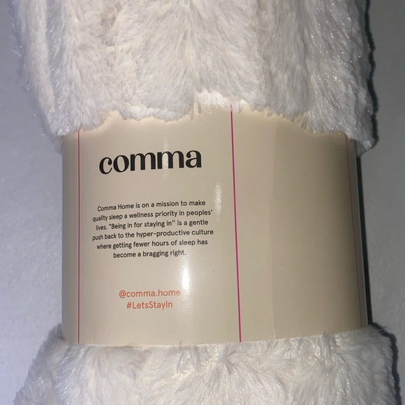 Comma Plush Throw Blanket - Picture 3 of 3